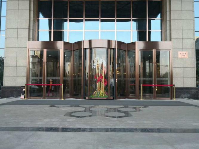 酒店旋轉門安裝與工業門選型指南 弧形玻璃自動門與兩翼旋轉門的應用